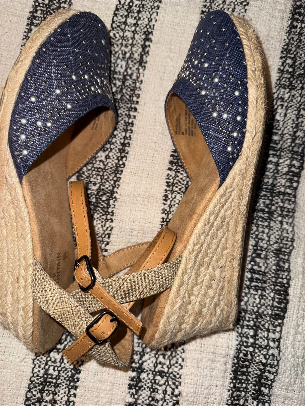 GUC White Mountain denim embellished 2” Wedges sandals beach feminine summer SZ8